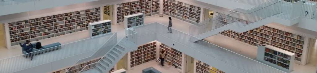Innenansicht der Stadtbibliothek Stuttgart. In zahlreichen Büchereien gibt es Bücher in Einfacher Sprache. Foto: Uwe Roth