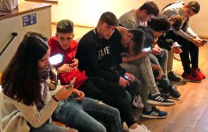 Jugendliche im Museum sind mit ihrem Smartphone beschäftigt. Foto: Uwe Roth